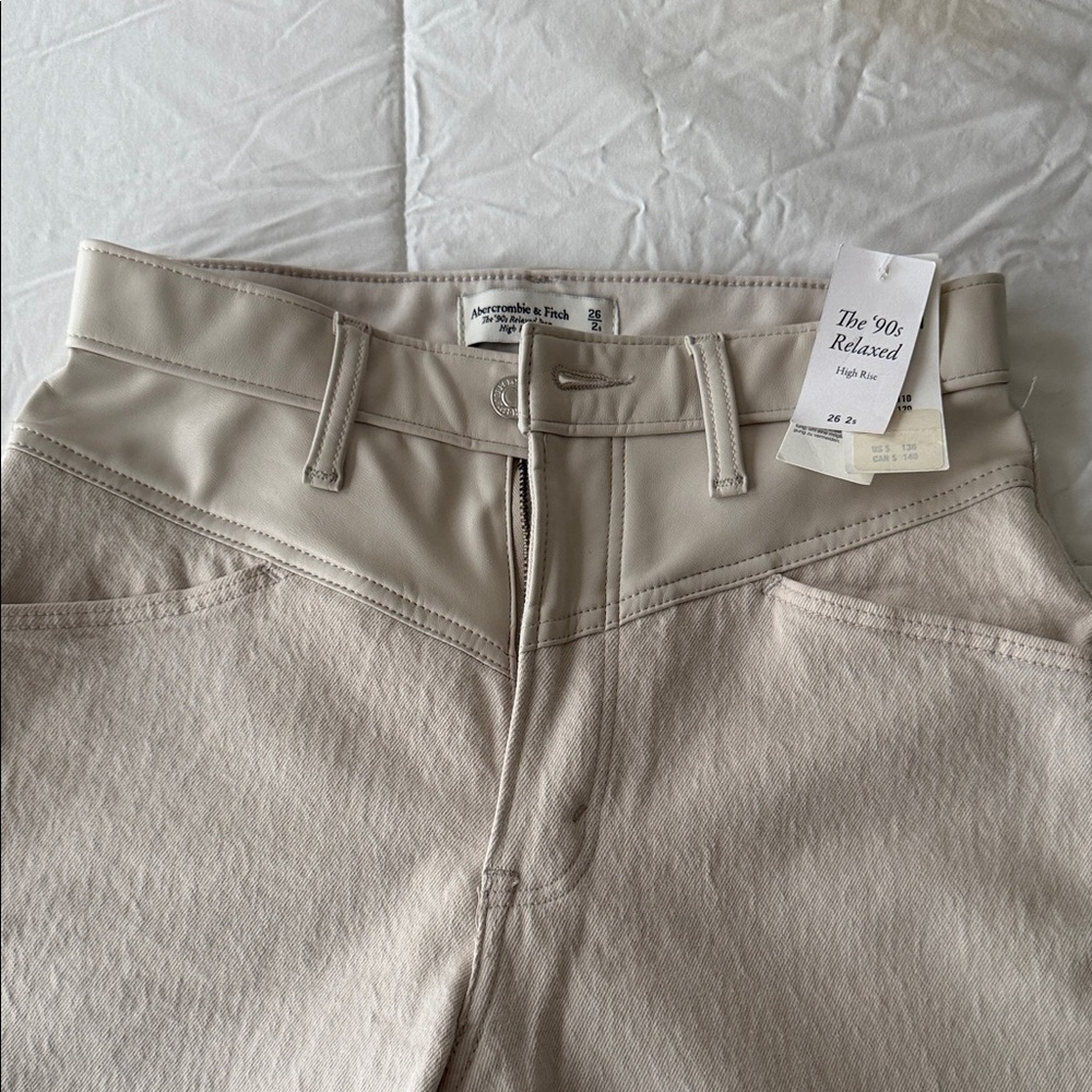 Abercrombie & Fitch High-Rise Relaxed Jeans in Light Beige